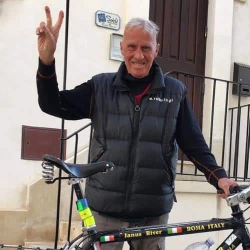 81 anni e 160 Paesi attraversati: arriva in Molise Janus River a bordo della sua bici