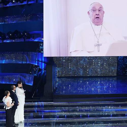 A Sanremo Papa Francesco appare sullo schermo alla 1ª puntata. Cosa ha detto