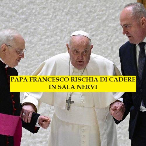 Papa Francesco vacilla e rischia di cadere prima dell’udienza giubilare in Sala Nervi